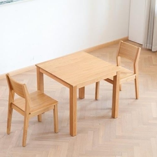 طاولة خشبية بتصميم مميز